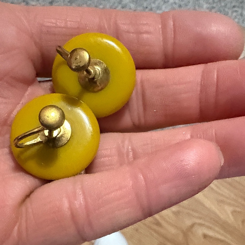 BAKELITE VINTAGE EGG YOLK ROUND BUTTON SCREWBACK 1" EARRINGS - Picture 5 of 8